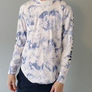 Long sleeve tee w/curved hem